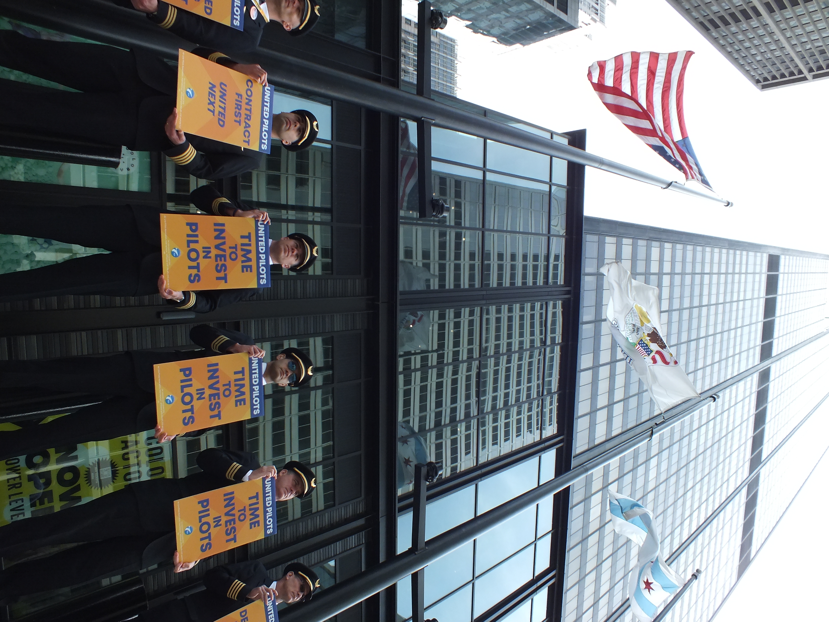 Pilots picketing in front of Willis Tower in Chicago
